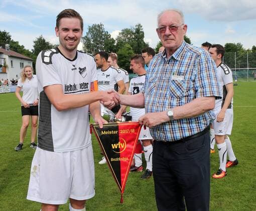 BAU 03.06.2018 Bonlanden Fußball SV Bonlanden vs. Türkspor Stuttgart , Staffelleiter Gerhard Fischer (Bezirk Stuttgart, rechts) übergibt Kapitän Andreas Pottmeyer (Bonlanden) den Wimpel