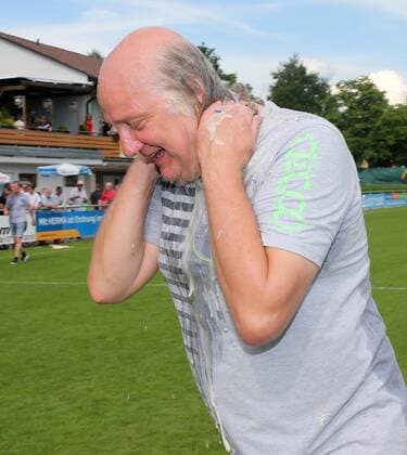 BAU 03.06.2018 Bonlanden Fußball SV Bonlanden vs. Türkspor Stuttgart, Trainer Klaus Kämmerer (Bonlanden) nach einer Sektdusche