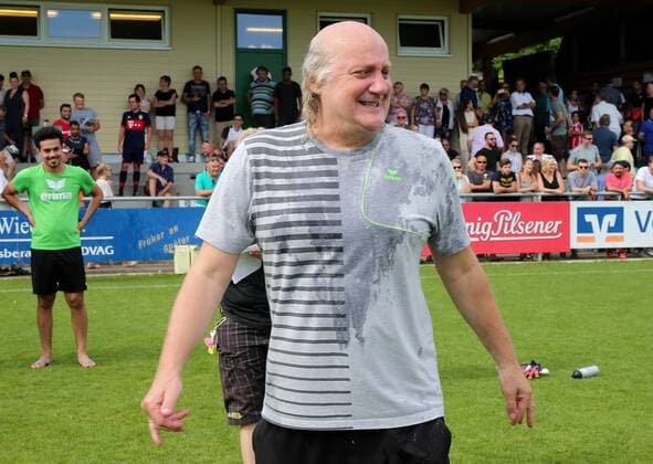 BAU 03.06.2018 Bonlanden Fußball SV Bonlanden vs. Türkspor Stuttgart, Trainer Klaus Kämmerer (Bonlanden) nach einer Sektdusche