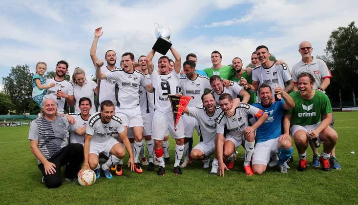 BAU 03.06.2018 Bonlanden Fußball SV Bonlanden vs. Türkspor Stuttgart, Mannschaftsfoto Meister Bonlanden, Ömür Karatas mit Pokal