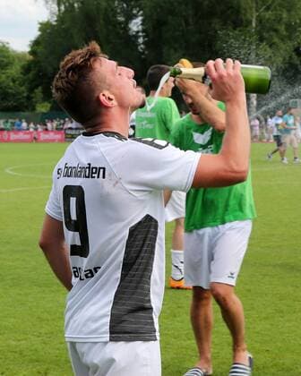 BAU 03.06.2018 Bonlanden Fußball SV Bonlanden vs. Türkspor Stuttgart, Ömür Karatas (Bonlanden) trinkt aus der Sektflasche