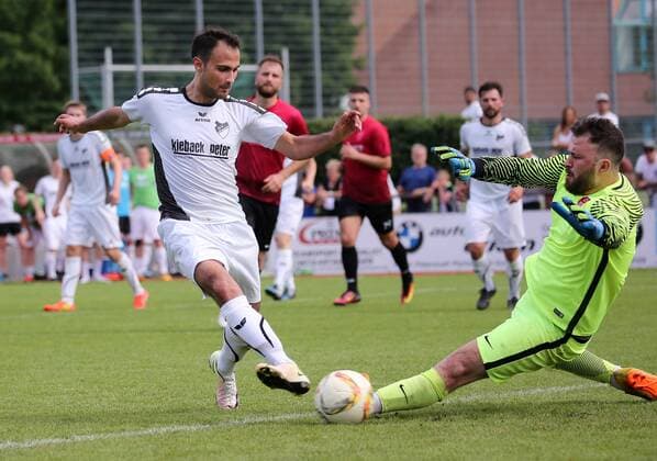 BAU 03.06.2018 Bonlanden Fußball SV Bonlanden vs. Türkspor Stuttgart, Tor zum 5:1, v.l. Torschütze Rüchan Pehlivan (Bonlanden), Aziz Sener (Stuttgart)