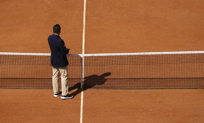 Foto : der Chair Umpire wirft die Münze vor Spielbeginn Tennis French Open in Paris Day 3 Tue. 29.05.2018
