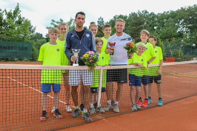 Laslo Urrutia Fuentes - Verbandsvizemeister 2018 (TC 1899 Blau-Weiss Berlin) und Niclas Braun - Verbandsmeister 2018 (TC 1899 Blau-Weiss Berlin) mit den Ballkindern von den Zehlendorfer Wespen, Verbandsmeisterschaften des TVBB (Damen und Herren) - Finale, Berlin, 03.06.2018,