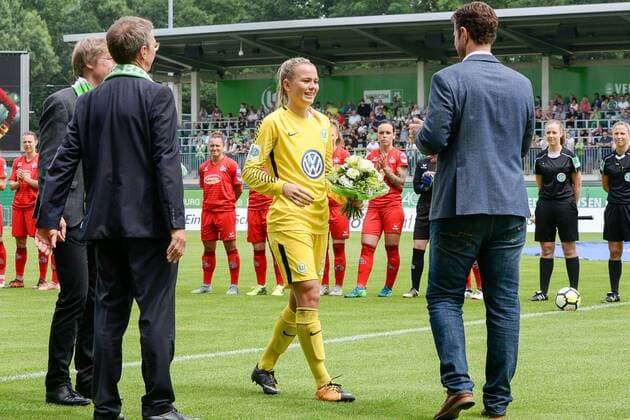Torfrau Merle Frohms (VfL Wolfsburg, 29) bei der Verabschiedung durch Sportlicher Leiter Ralf Kellermann (Wolfsburg), Fussball, Allianz Frauen-Bundesliga, VfL Wolfsburg - 1. FC Köln,