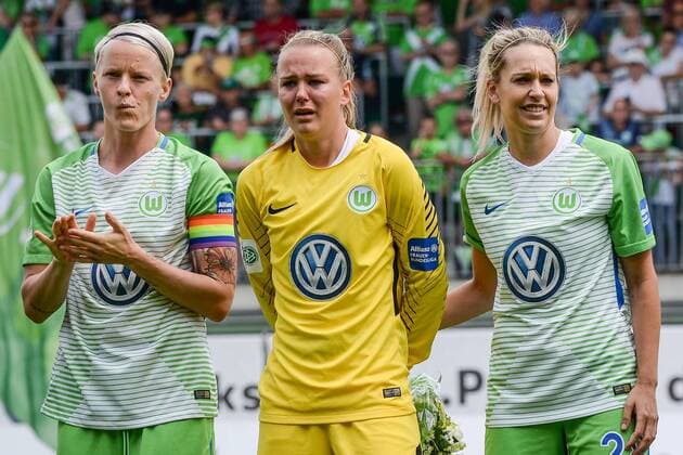 Torfrau Merle Frohms (VfL Wolfsburg, 29) Bildmitte, weint, mit Tränen nach der Verabschiedung durch Sportlicher Leiter Ralf Kellermann (Wolfsburg) , Fussball, Allianz Frauen-Bundesliga, VfL Wolfsburg - 1. FC Köln,
