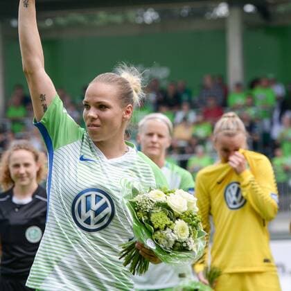 Isabel Kerschowski (Wolfsburg, 27) verabschiedet sich von den Wolfsburger Fans, Fussball, Allianz Frauen-Bundesliga, VfL Wolfsburg - 1. FC Köln,