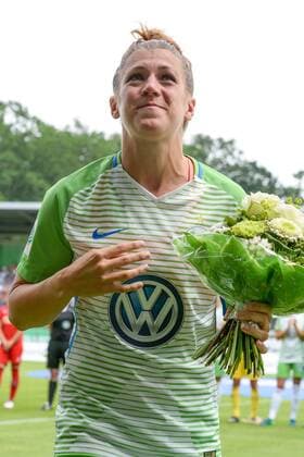 Luisa Wensing (Wolfsburg, 2) verabschiedet sich von den Wolfsburger Fans mit Tränen, Fussball, Allianz Frauen-Bundesliga, VfL Wolfsburg - 1. FC Köln,