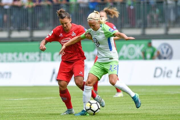 v.li. Lidija Kulis (1. FC Köln, 32), Pernille Harder (Wolfsburg, 21), Zweikampf, Duell, duel, tackle, tackling, Dynamik, Action, Aktion, Fussball, Allianz Frauen-Bundesliga, VfL Wolfsburg - 1. FC Köln,