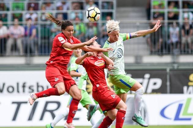 v.li. Amber Hearn (1. FC Köln, 10), Kristina Hild (1. FC Köln, 27), Nilla Fischer (Wolfsburg, 4), Dreikampf, Duell, duel, tackle, tackling, Dynamik, Action, Aktion, Kopfball, header, Aktion, Action, Fussball, Allianz Frauen-Bundesliga, VfL Wolfsburg - 1. FC Köln,