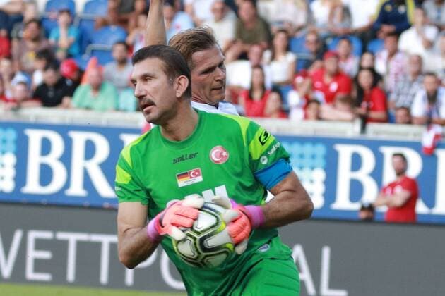 03.06.2018, xavx, Fussball Spiel der Legenden in Wiesbaden, emspor v.l. Torwart Rüstü Recber (Türkei), Dariusz Wosz (Deutschland) Wiesbaden
