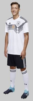Mesut OEZIL ,GER, Einzelbild,Freisteller, Ganzkoerperaufnahme,ganze Figur. Spielerportraits der DFB-Auswahl Kader GER, fuer die FIFA Fussball WM Russia 2018 Poolfoto! *** Mesut OEZIL GER Single image Cut Out Full Body Shot Whole Figure Player Portraits of the DFB Selection squad GER for the FIFA World Cup Russia 2018 Poolfoto
