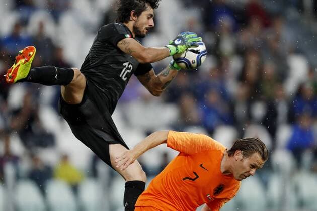 Bilder des Tages - SPORT (l-r) goalkeeper Mattia Perin of Italy, Ruud Vormer of Holland during the International Friendly Länderspiel match between Italy and The Netherlands at Allianz Stadium on June 04, 2018 in Turin, Italy International friendly match 2017 2018 xVIxVIxImagesx xMauricexvanxSteenxIVx 11130834
