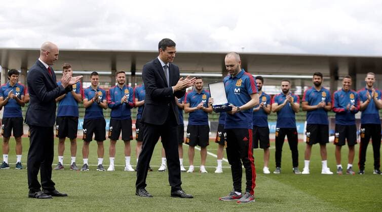 Spanish new Prime Mininister, Pedro Sanchez (L), gives the Grand Cross of the Royal Order of Merit in Sports to Spain s midfielder Andres Iniesta during a training session at Las Rozas sports facilities in Madrid, Spain, 05 June 2018. The Spanish team prepares for the FIFA World Cup WM Weltmeisterschaft Fussball 2018 taking place in Russia from 14 June until 15 July 2018. Prime Minister Pedro Sanchez visits Spain s team !ACHTUNG: NUR REDAKTIONELLE NUTZUNG!  Copyright: xJAVIERxLIZÓNx GRAF3864 20180605-636638058488846641