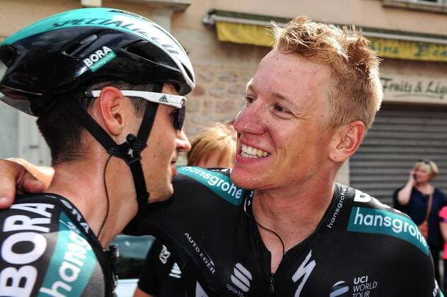 Bilder des Tages - SPORT Criterium du Dauphine, Pascal Ackermann gewinnt 2.Etappe Pascal Ackermann ( GER BORA-hansgrohe ) und freut sich hinter der Ziellinie mit seinem Teamkameraden Emanuel Buchmann ueber den Sieg - Jubel - Freude - Emotionen - Querformat - quer - horizontal - Veranstaltung Event: 70. Criterium du Dauphine - 2.Etappe Stage 2: Montbrison to Belleville en Beaujolais 180.5 km - Ort Place: Belleville en Beaujolais - Departement Rhone - France Frankreich - Europa Europe - Datum Date: 05.06.2018