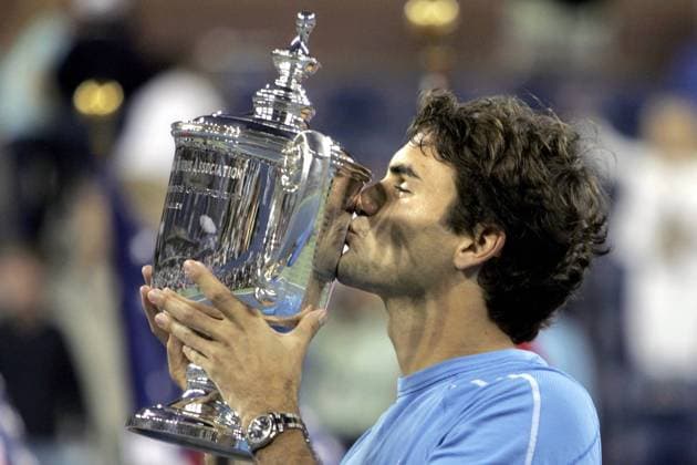20060911 - NEW YORK, USA : Number one seeded Roger Federer of Switzerland gives a kiss to his trophy after defeating number nine seeded Andy Roddick of the US in the men s finals, Sunday 10 September 2006, of the US Open Tennis Championships in Flushing Meadows, New York. Federer won the US Open men s singles title for the third consecutive year defeating Roddick 6-2, 4-6, 7-5, 6-1. DIDIERxMOSSIAT  x5036190x