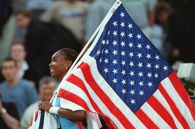 SYD11--SYDNEY, AUSTRALIA : TENNIS: Tennis player Venus Williams carries the American flag after she won with her sister Serena the golden medal at the olympic double tennis tournament, this Thursday September 28, 2000, at the Sydney 2000 Olympic Games Olympische Spiele Olympia OS PHOTO BELGA REPORTERS Philippe BUISSIN NO USE BY LLB, DH, VERS L AVENIR PHILIPPExBUISSIN  x514503x