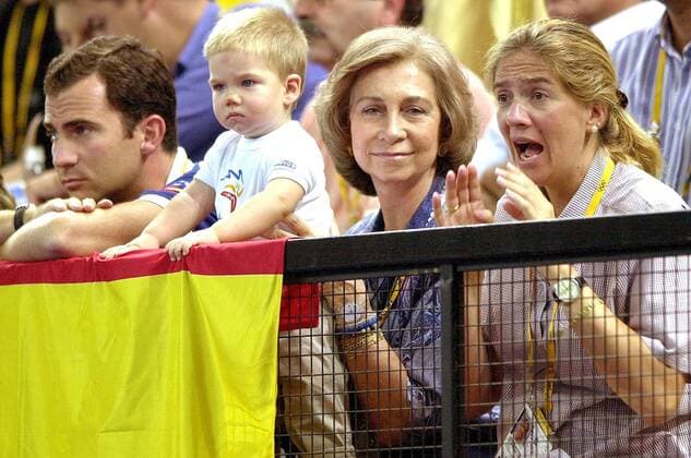 SYD11--SYDNEY, AUSTRALIA: HANDBALL, ROYALS: (R-L) Infante Cristina, Queen Sofia, Cristina s son and Prince Felipe of Spain support enthusiastically the Spanish handball team, with Cristina s husband, Inaki Urdangarin during their semi-final against Sweden, this Friday September 29, 2000, during the Sydney 2000 Olympic Games Olympische Spiele Olympia OS Sweden won the match with 32-25 and is qualified for the final. BELGA-REPORTERS NO USE BY LLB, DH, VERS L AVENIR BENOITxDOPPAGNE  x515171x