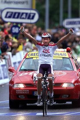NO MAGS-NO SALES-NO INTERNET BRU10 - - COLMAR, FRANCE : French Laurent Jalabert leader of the CSC-Tiscali celebrates as he wins the 7th stage of the 88th Tour de France in Colmar 14 July 2001. German Jens Voigt of the Credit Agricole team takes the yellow jersey. MICHELxGOUVERNEUR  x673597x
