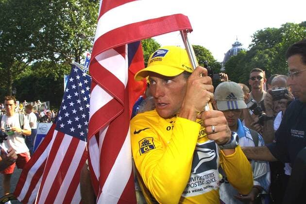 BRU84 - - PARIS, FRANCE : The 2001 Tour de France winner US Lance Armstrong, carrying the american flag, celebrates on the Champs Elysees after the last stage of the 88th French cycling race in Paris, Sunday 29 July 2001. DIDIERxMOSSIAT  x685401x