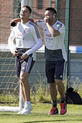 Fußball, Training Nationalteam Mexiko June 5, 2018 - EUM20180605DEP16.JPG.COPENHAGUE, Dinamarca, Soccer-Futbol-Seleccion Mexicana.- 5 de junio 2018.- Los futbolistas Javier Hernandez y Marco Fabian, durante el entrenamiento de la Seleccion Mexicana de cara a su partido ante su similar de Dinamarca a disputarse el proximo sabado. Foto: Agencia EL UNIVERSAL Luis Cortes RCC. Latin News: June 5, 2018  - ZUMAu78_ 20180605_zaf_u78_551 Copyright: xLuisxCortesx