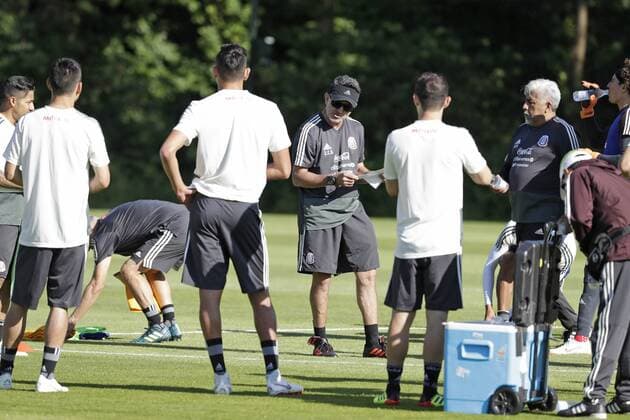 Fußball, Training Nationalteam Mexiko June 5, 2018 - EUM20180605DEP24.JPG.COPENHAGUE, Dinamarca, Soccer-Futbol-Seleccion Mexicana.- 5 de junio 2018.- Aspecto del entrenamiento de la Seleccion Mexicana de cara a su partido ante su similar de Dinamarca a disputarse el proximo sabado. En la imagen, El tecnico Juan Carlos Osorio. Foto: Agencia EL UNIVERSAL Luis Cortes RCC. Latin News: June 5, 2018  - ZUMAu78_ 20180605_zaf_u78_562 Copyright: xLuisxCortesx