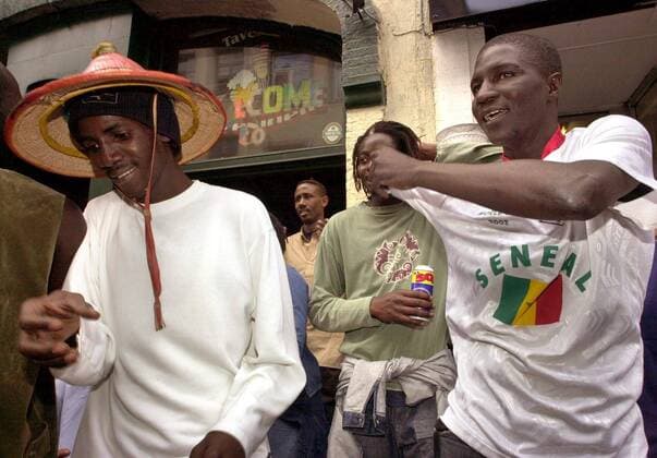 BRU76 - - BRUSSELS, BELGIUM : Some 10 supporters celebrate in the streets of Matonge quarter in Ixelles - Elsene, Brussels, Friday 31 may 2002, after Senegal defated France 1-0 in the opening match of the soccer World Cup. OLIVIERxMATTHYS  x957668x