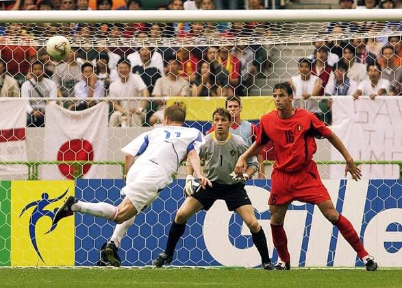 BRU58 - - SHIZUOKA, JAPAN : Belgian Geert De Vlieger (C) and Daniel Van Buyten (R) defend the goal before Russia s Vladimir Beschastnykh (L) during the Group H first round last match Belgium-Russia of the 2002 FIFA World Cup WM Weltmeisterschaft Fussball in Korea and Japan, 14 June 2002 at Shizuoka Stadium. Belgium defeated Russia 3-2 and qualified for the second round. YVESxBOUCAU  x973231x