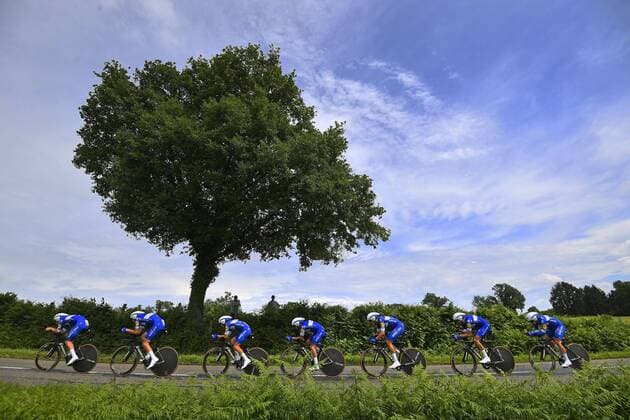 Bilder des Tages - SPORT LOUHANS-CHATEAURENAUD, FRANCE - JUNE 6 : ALAPHILIPPE Julian of Quick-Step Floors during stage 3 of the 70th edition of the Criterium du Dauphine Libere cycling race, a team time trial of 35 kms between Pont-de-Vaux and Louhans-Chateaurenaud on June 06, 2018 in Louhans-Chateaurenaud, France, 6 06 2018 CYCLISME : 70 eme edition du Criterium du Dauphine - etape 3 - Pont-de-Vaux and Louhans-Chateaurenaud - 06 06 2018 PhotoNews Panoramic 