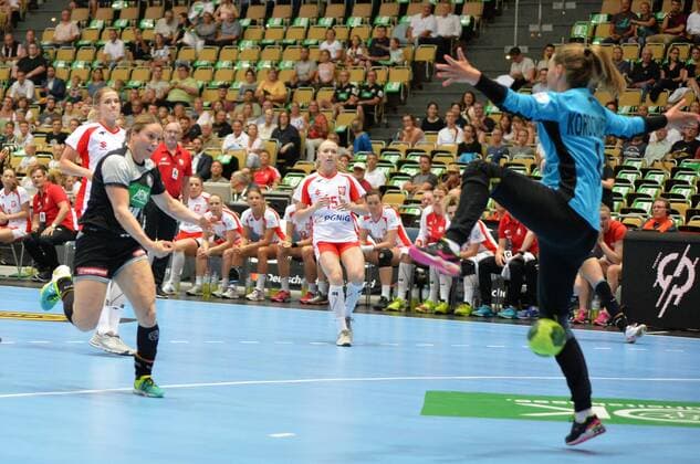 06.06.2018, xemx, Handball Damen Testspiel, Deutschland - Polen, emspor, v.li: Anna Loerper (Deutschland 10) und Weronika Kordowiecka (Polen 1) Muenchen