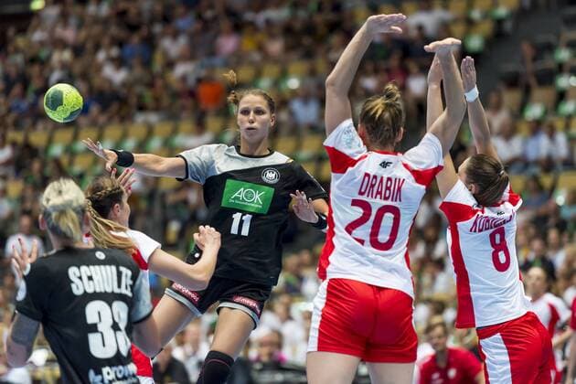 GER, Handball Laenderpiel Damen, Deutschland vs Polen 06.06.2018, Olympiahalle , Muenchen, GER, Handball Laenderpiel Damen, Deutschland vs Polen, im Bild Xenia Smits (Deutschland 11) mit JOANNA SZARAWAGA (Polen 20)DAGMARA NOCUN (Polen 8)