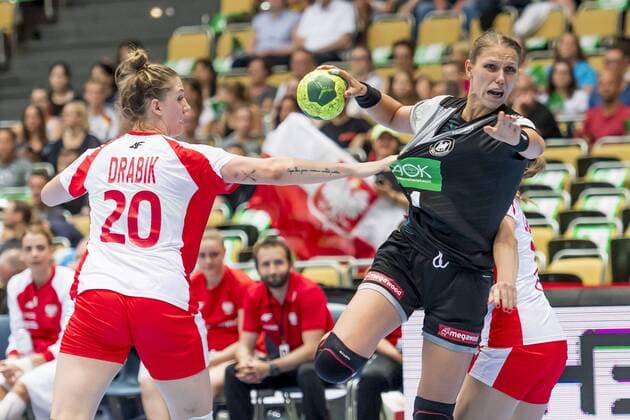 GER, Handball Laenderpiel Damen, Deutschland vs Polen 06.06.2018, Olympiahalle , Muenchen, GER, Handball Laenderpiel Damen, Deutschland vs Polen, im Bild JOANNA SZARAWAGA (Polen 20)versucht Anna Loerper (Deutschland 10) zu stoppen