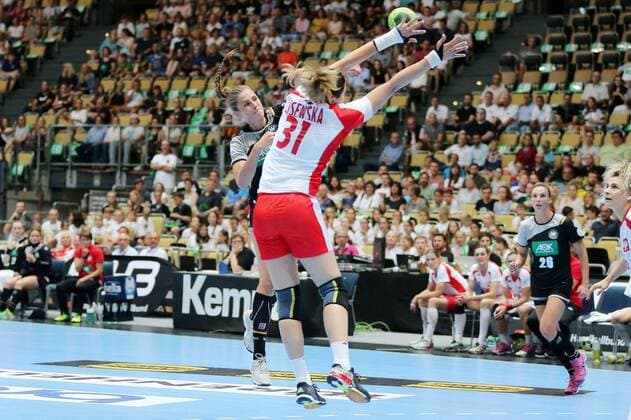 Alicia Stolle (GER) und Sylwia Lisewska (POL) waehrend dem Laenderspiel der Handball Frauen zwischen Deutschland und Polen am 06.06.18 in der Olympiahalle Muenchen. Testspiel, Handball Frauen Deutschland - Polen Muenchen Copyright: xEIBNER MarcelxEngelbrechtx EP_MET