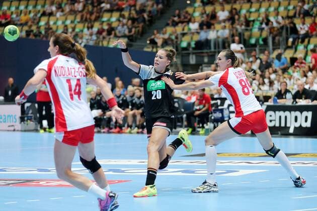 Emily Boelk (GER) und Kinga Achruk (POL) waehrend dem Laenderspiel der Handball Frauen zwischen Deutschland und Polen am 06.06.18 in der Olympiahalle Muenchen. Testspiel, Handball Frauen Deutschland - Polen Muenchen Copyright: xEIBNER MarcelxEngelbrechtx EP_MET