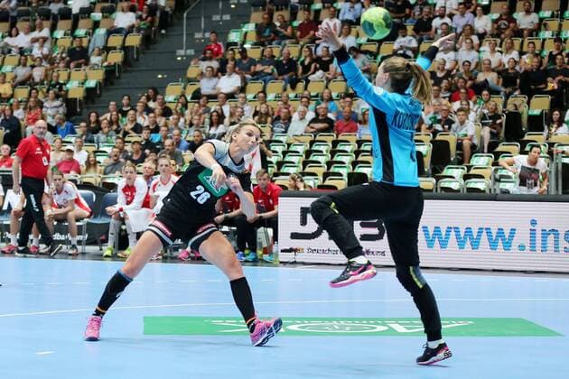 Angie Gescke (GER) und Weronika Kordowiecka (POL) waehrend dem Laenderspiel der Handball Frauen zwischen Deutschland und Polen am 06.06.18 in der Olympiahalle Muenchen. Testspiel, Handball Frauen Deutschland - Polen Muenchen Copyright: xEIBNER MarcelxEngelbrechtx EP_MET