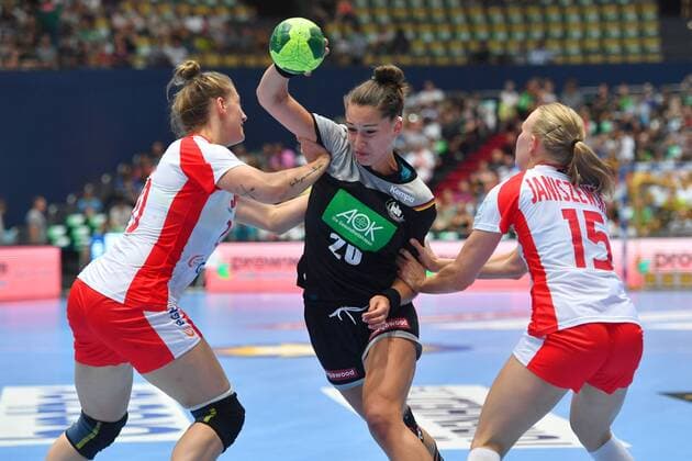 Emily BOELK (GER) setzt sich gegen Katarzyna JANISZEWSKA (POL) und Joanna DRABIK (li,POL) durch, Aktion,Zweikampf. Handball Laenderspiel der Frauen. Deutschland (GER)-Polen(POL), am 06.06.2018 Olympiahalle in Muenchen.