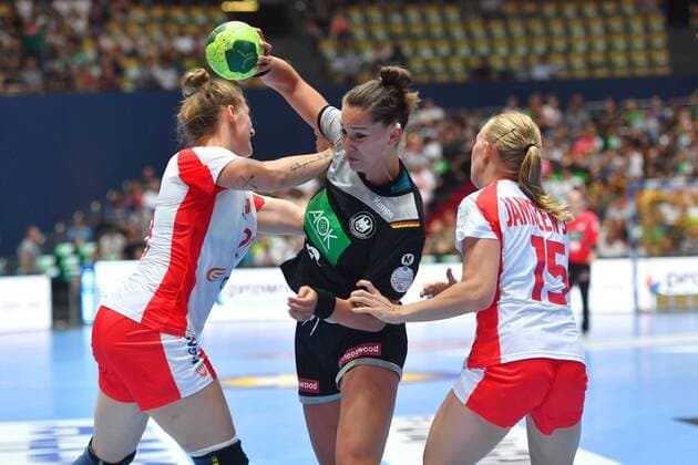 Emily BOELK (GER) setzt sich gegen Katarzyna JANISZEWSKA (POL) und Joanna DRABIK (li,POL) durch, Aktion,Zweikampf. Handball Laenderspiel der Frauen. Deutschland (GER)-Polen(POL), am 06.06.2018 Olympiahalle in Muenchen.