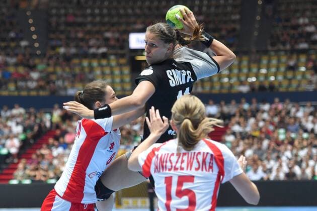 Xenia SMITS (GER), Aktion,Zweikampf gegen Katarzyna JANISZEWSKA (POL) und Monika KOBYLINSKA (POL), Handball Laenderspiel der Frauen. Deutschland (GER)-Polen(POL), am 06.06.2018 Olympiahalle in Muenchen.