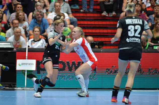 06.06.2018, xemx, Handball Damen Testspiel, Deutschland - Polen, emspor, v.li: Franziska Mueller (Deutschland 28), Katarzyna Janiszweska (Polen 15) und Evgenija Minevskaja (Deutschland 32) Muenchen