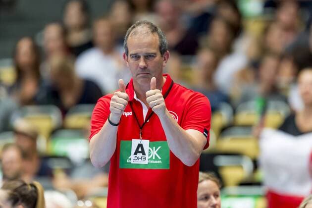 GER, Handball Laenderpiel Damen, Deutschland vs Polen 06.06.2018, Olympiahalle , Muenchen, GER, Handball Laenderpiel Damen, Deutschland vs Polen, im Bild beide Daumen hoch bei Bundestrainer Henk Groener