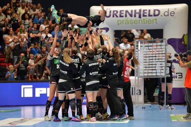 06.06.2018, xemx, Handball Damen Testspiel, Deutschland - Polen, emspor, Schlussjubel, die Spielerinen feiern ihren Sieg Anna Loerper (Deutschland 10) wird in die Luft geworfen Muenchen