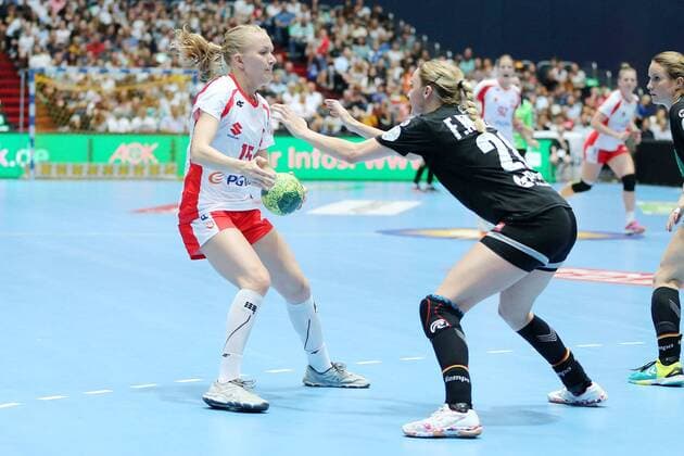 Katarzyna Janiszewska (POL) und Franziska Mueller (GER) waehrend dem Laenderspiel der Handball Frauen zwischen Deutschland und Polen am 06.06.18 in der Olympiahalle Muenchen. Testspiel, Handball Frauen Deutschland - Polen Muenchen Copyright: xEIBNER MarcelxEngelbrechtx EP_MET