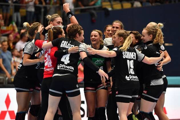 Schlussjubel Teamfoto,Team,Mannschaft, Mannschaftsfoto Deutschland,Aktion. Jubel,Freude,Begeisterung,. Handball Laenderspiel der Frauen. Deutschland (GER)-Polen(POL) 30-29 am 06.06.2018 Olympiahalle in Muenchen.