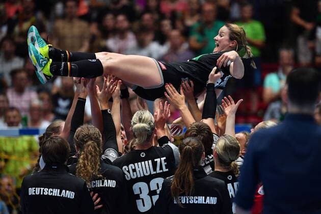 Bilder des Tages - SPORT Anna LOERPER (GER) wird nach ihrem letzten Spiel von ihren Mitspielerinnen hochgeworfen,Aktion, Jubel,Freude,Begeisterung,. Handball Laenderspiel der Frauen. Deutschland (GER)-Polen(POL) 30-29 am 06.06.2018 Olympiahalle in Muenchen.