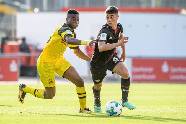 Bayer 04 Leverkusen vs Borussia Dortmund, Halbfinal Hinspiel B Junioren Bundesliga, 06.06.2018 Youssoufa Moukoko (Borussia Dortmund 18) im Zweikampf gegen Cem Tuna Türkmen (Bayer Leverkusen 6) beim Halbfinal Hinspiel der B Junioren Bundesliga zwischen Bayer Leverkusen und Borussia Dortmund am 06.06.2018, , Leverkusen NRW Deutschland Ulrich-Haberland Stadion *** Bayer 04 Leverkusen vs Borussia Dortmund semi-final first leg B junior Bundesliga 06 06 2018 Youssoufa Moukoko Borussia Dortmund 18 in a duel against Cem Tuna Türkmen Bayer Leverkusen 6 at semi-final first leg of the B junior Bundesliga between Bayer Leverkusen and Borussia Dortmund 06 06 2018 Leverkusen NRW Germany Ulrich Haberland Stadion