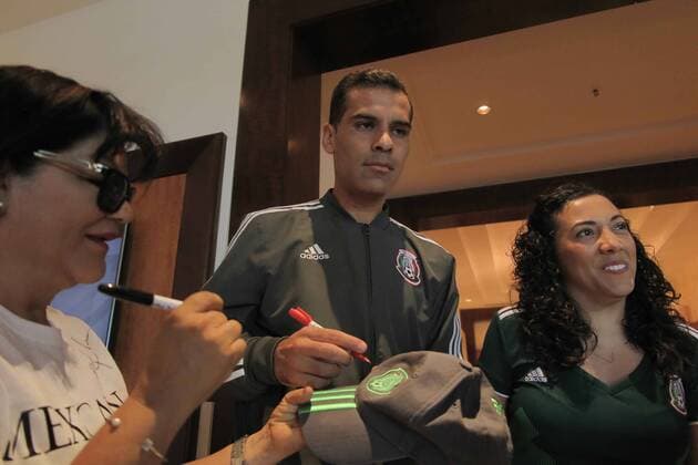 June 6, 2018 - EUM20180606DEP04.JPG.COPENHAGUE, Dinamarca, SoccerFutbol-Seleccion Mexicana.- Nationalteam Mexiko , Rafael Marquez, este 6 de junio de 2018, firma autografos a aficionados en el hotel de concentracion Nationalteam Mexiko , previo al partido que tendran con su similar de Dinamarca el proximo sabado. Foto: Agencia EL UNICERSALLuis CortesMAR. Latin News: June 6, 2018  - ZUMAu78_ 20180606_zaf_u78_507 Copyright: xElxUniversalx