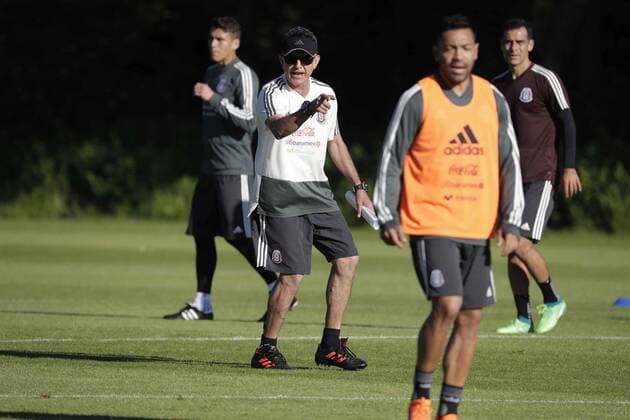 June 6, 2018 - EUM20180606DEP15.JPG.COPENHAGUE, Dinamarca, Soccer Futbol-Seleccion Mexicana.- El DT Nationalteam Mexiko , Juan Carlos Osorio, durante el entrenamiento Nationalteam Mexiko , este 6 de junio de 2018, en el Complejo deportivo del estadio Brondby, previo al partido a disputarse ante su similar de Dinamarca este sabado. Foto: Agencia EL UNIVERSAL Luis Cortes MAR. Latin News: June 6, 2018  - ZUMAu78_ 20180606_zaf_u78_525 Copyright: xLuisxCortesx