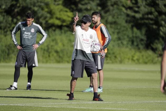 June 6, 2018 - EUM20180606DEP26.JPG.COPENHAGUE, Dinamarca, Soccer Futbol-Seleccion Mexicana.- El DT del combinado nacional, Juan Carlos Osorio, durante el entrenamiento de la Seleccion mexicana en el Complejo deportivo del estadio Brondby, este 6 de junio de 2018, previo al partido a disputarse ante su similar de Dinamarca este sabado. Foto: Agencia EL UNIVERSAL Luis Cortes RCC. Latin News: June 6, 2018 Copyright: xLuisxCortesx