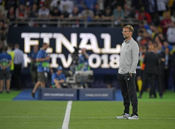 26.05.2018, Fussball UEFA Championsleague Finale 2018, Real Madrid - FC Liverpool, im Olympiastadion Kiew (Ukraine). Trainer Jürgen Klopp (FC Liverpool) nachdenklich auf dem Platz.