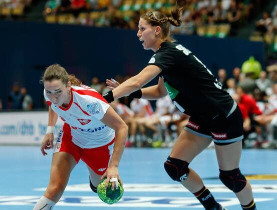 Muenchen, Deutschland, 06.06.2018, Handball Laenderspiel der Frauen, Deutschland - Polen, Monika Kobylinska (POL) und Xenia Smits (GER) im Zweikampf ( DeFodi507